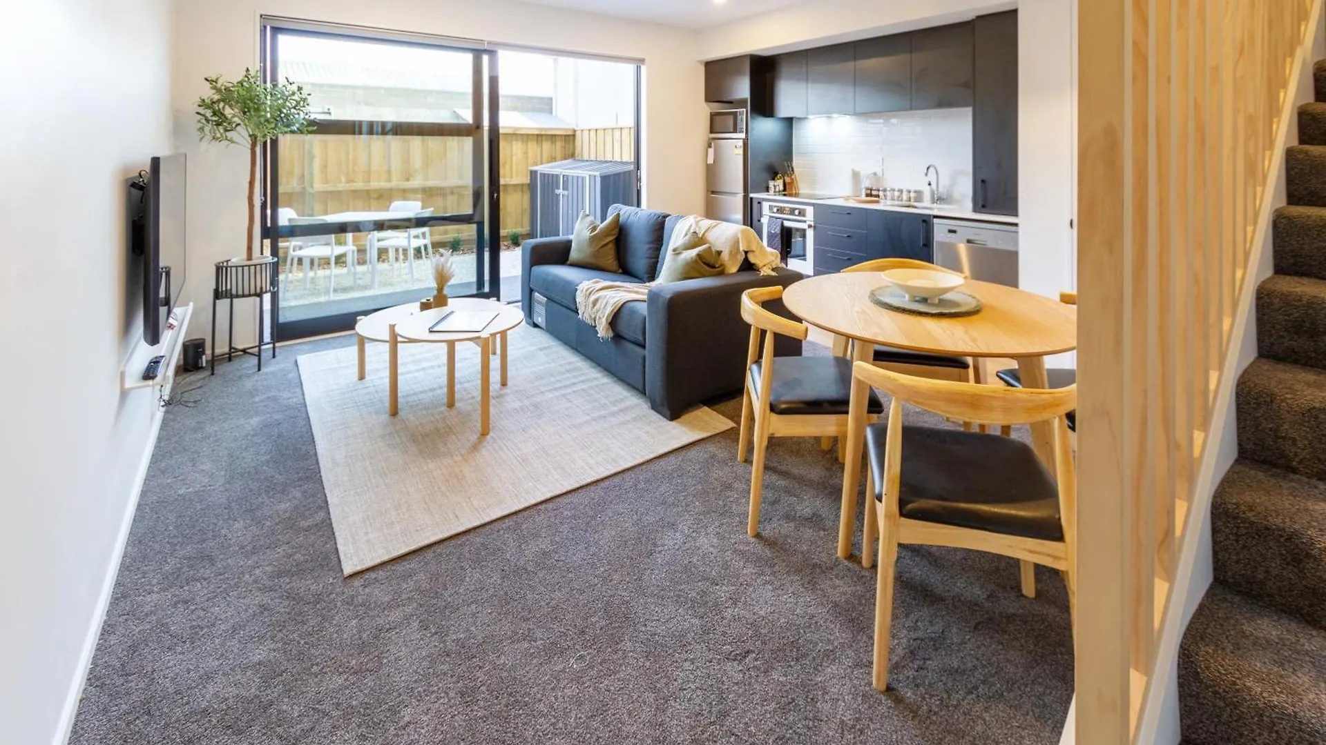 2 Bed, 2 Bath W Sofa Bed - Great Cafes Nearby ile iletişim